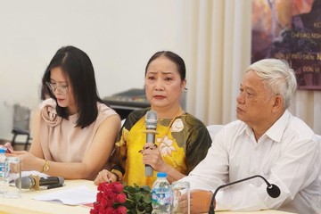 NSND Hồng Lựu khóc nghẹn trong lần ra Hà Nội