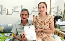 Cả đời lưu lạc không có giấy tờ, cụ ông 80 tuổi ở phường Tân Tạo ấm lòng nhận giấy khai sinh