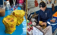 Ly cà phê 'chiêu tài' khiến quán cà phê nhỏ quá tải vì viral