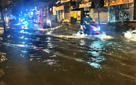 Mưa lớn 30 phút, đường Mã Lò ở TP.HCM ngập, người dân bì bõm về nhà trong đêm