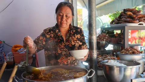 Quán bún bò dồi chiên gần 40 năm ở Sài Gòn