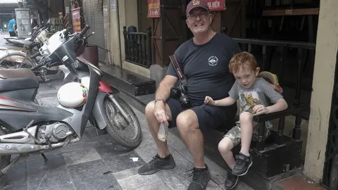 Khách Tây sợ đi bộ ở Hà Nội