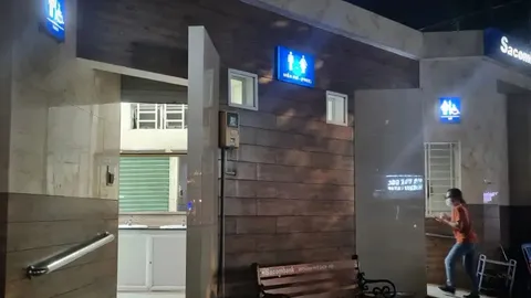 Khách nước ngoài vào quán cà phê đi nhờ vệ sinh