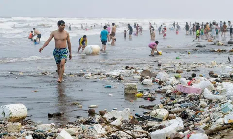 Hàng nghìn khách 'tắm chung với rác' tại biển Nam Định