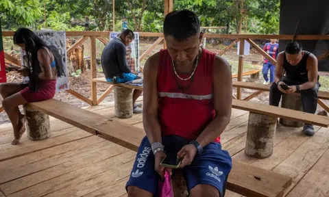 Bộ lạc Amazon cuối cùng kết nối Internet bị chia rẽ bởi phim khiêu dâm