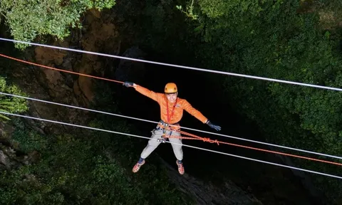 Hố sụt 'ác mộng' chưa đến 10 người khám phá ở Quảng Bình