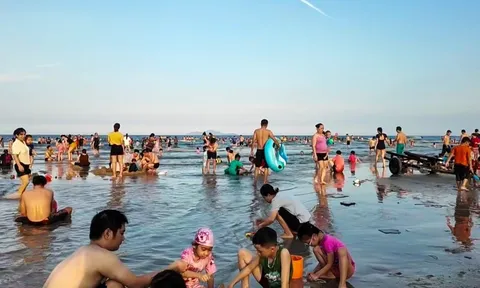 Biển Đà Nẵng đông nghịt người 'trốn nóng'