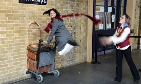Sân ga 'xuyên qua tường' hút khách du lịch ở London