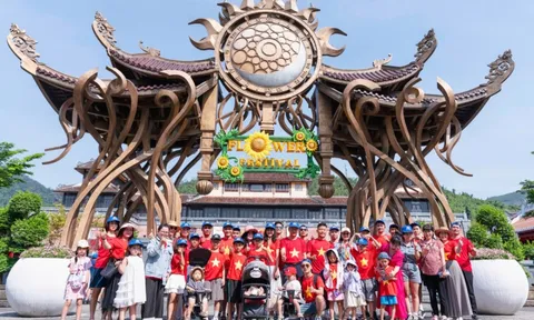 Hàng nghìn người diện áo cờ đỏ sao vàng đến Ba Na Hills dịp 30/4