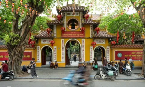 Chùa hơn 500 năm tuổi ở Hà Nội rước xá lợi Đức Phật
