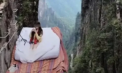 Giường treo vách đá 1.600 m hút khách tại Trung Quốc