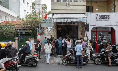 Xếp hàng chờ ăn bánh canh trước ngày đóng cửa sau 50 năm