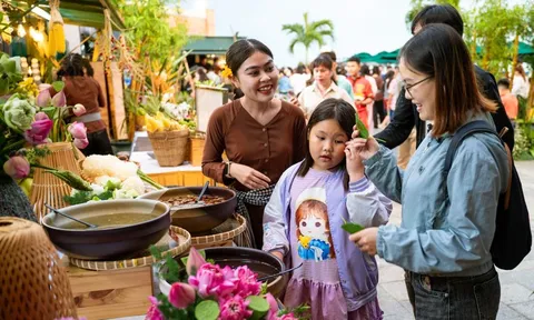 Núi Bà Đen tấp nập du khách đi lễ vía Bà và tham dự chợ lá