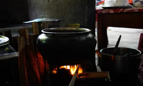 Bún bò lò củi 60 năm tại Huế