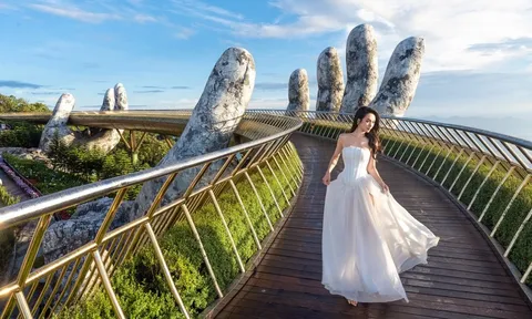 Á hậu Miss Universe Vietnam 2024 Vũ Thúy Quỳnh thả dáng ở cầu Vàng