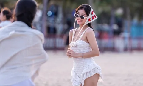 Đổ xô tắm biển Bãi Cháy dưới thời tiết 40 độ C