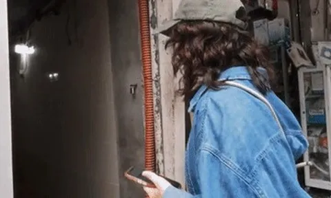 Khách Trung Quốc len lỏi ngõ ngách tìm quán bún riêu, bún ốc đông nghịt ở Hà Nội