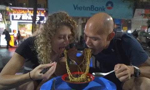 Khách Tây thử món mì ở Hà Nội có nước dùng đen sẫm, loại trứng 'chưa từng thấy'