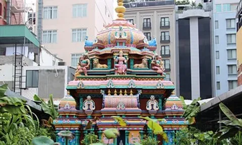 Ngôi đền trăm năm rực rỡ ở TPHCM, khách úp mặt vào đá cầu nguyện