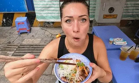 Khách Tây thử món bún vỉa hè giá 70 nghìn, khen 'ngon nhất từng ăn ở TPHCM'