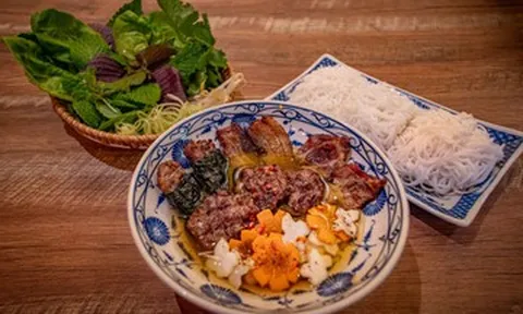 Vợ chồng Việt - Mỹ bán bún chả, phở chiên phồng, lọt top 50 quán tốt nhất Mỹ