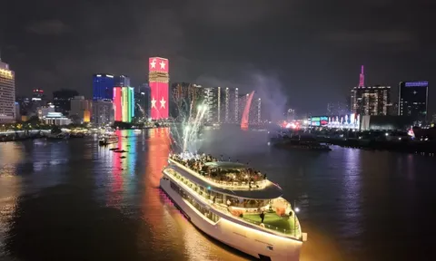 Có gì đặc biệt trong du thuyền ẩm thực 5 sao vừa xuất hiện ở bờ sông Sài Gòn?