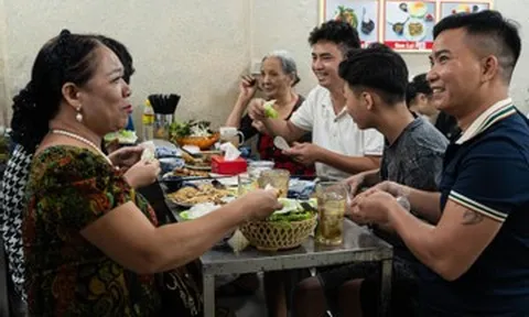 Vợ chồng 31 năm bán bánh xèo Quảng Ngãi giữa lòng Hà Nội, vẫn giữ được hồn quê