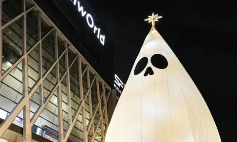 Cả châu Á bật cười nhìn cây thông Noel 'ma ám' tại Thái Lan