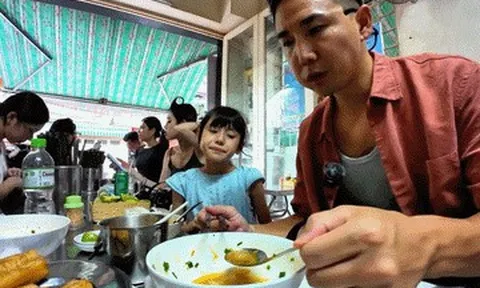 Khách Nhật thử bánh canh cua ở TPHCM, khen ngon nhất, húp cạn nước dùng