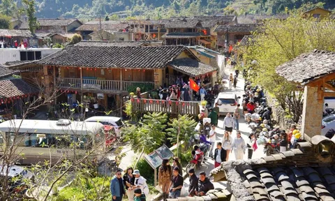 Các 'nàng thơ' chen chân tại làng du lịch tốt nhất thế giới Lô Lô Chải