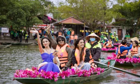 Đoàn phim Ấn Độ trầm trồ tham quan Ninh Bình, đường phố Hà Nội