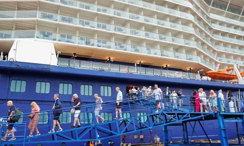 Cận cảnh tàu Celebrity Solstice trở lại Việt Nam, chở theo 2.500 du khách