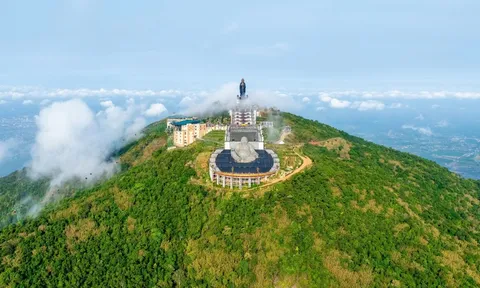 Núi Bà Đen đón khách leo núi trở lại