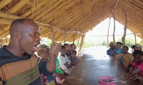 Người châu Phi lần đầu thử món trứng rán lá mơ kiểu Việt, nức nở khen ngon