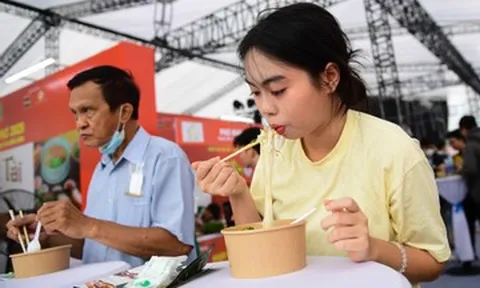 Ngày của phở 2025 tại TPHCM đông nghịt khách, nhiều người háo hức đứng ăn