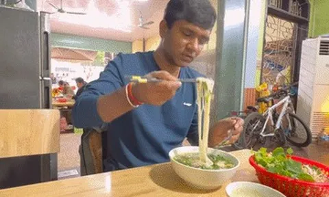 Khách nước ngoài thử đặc sản Hưng Yên ở Bắc Ninh, liên tục khen ngon