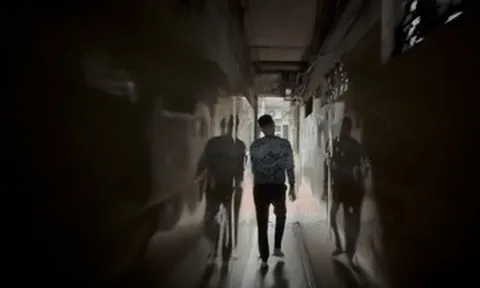 Mò mẫm tìm quán chân gà núp sâu trong ngõ nhỏ Hà Nội, khách ngồi chật cứng