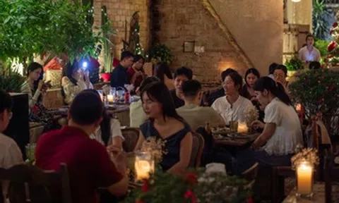 Giáng sinh rộn ràng, hàng quán TPHCM kín chỗ, nhiều nơi ‘cháy bàn’ đêm 24/12