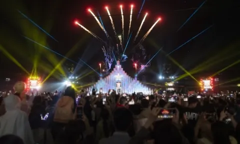 Lần đầu xem pháo hoa năm mới tại tháp Tam Thắng TP.HCM