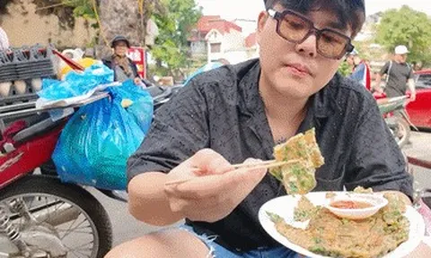 Khách nước ngoài thử món giá rẻ ở vỉa hè Hà Nội, khen ngon, vị như hải sản