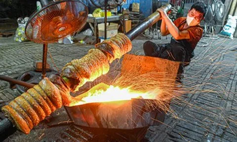 Đặc sản Hà Nội kỳ công, có bì giòn tan như bánh đa, 'ra khỏi lò là bán hết'