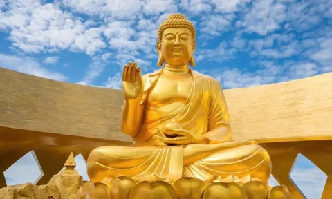 Ấn tượng mạnh trước tượng Phật dát vàng 24K cao 7,2 m vừa an vị trên đỉnh núi Bà Đen