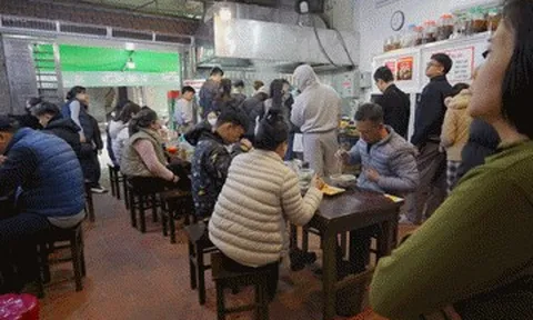 Khách Tây ngỡ ngàng cảnh xếp hàng đông kín ở quán phở Hà Nội, xuýt xoa khen ngon