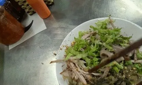 Khách Tây thử 2 món phở lạ miệng ở Lào Cai, khen ngon, 'khó tìm thấy ở nơi khác'