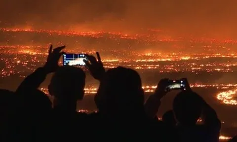 3.500 người đổ về xem đồng cỏ khô bùng cháy dữ dội