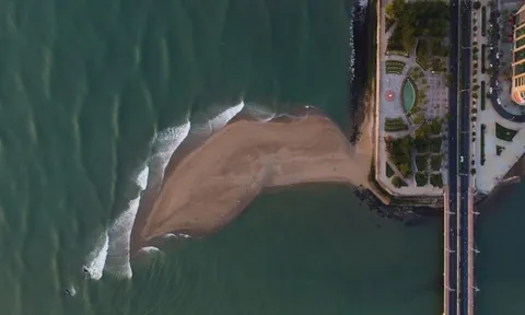 Xuất hiện cồn cát hình cá heo ở biển Nha Trang