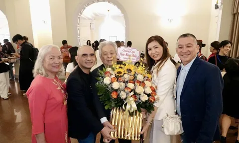 Nhạc sĩ Đức Trí đến "Mai Vàng" và cái ôm chúc mừng thầy - nhạc sĩ Cao Văn Lý