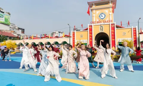 Tháo hàng rào khu vực 'sóng nước' trước chợ Bến Thành