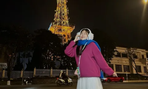 Đứng kín vỉa hè check-in 'tháp Eiffel' sáng đèn ở Đà Lạt