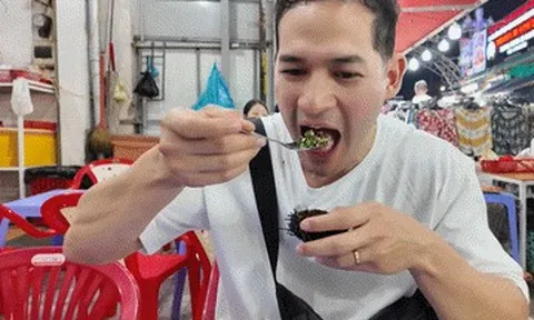 Khách nước ngoài thích thú thử món được ví như 'nhân sâm của biển' ở Việt Nam